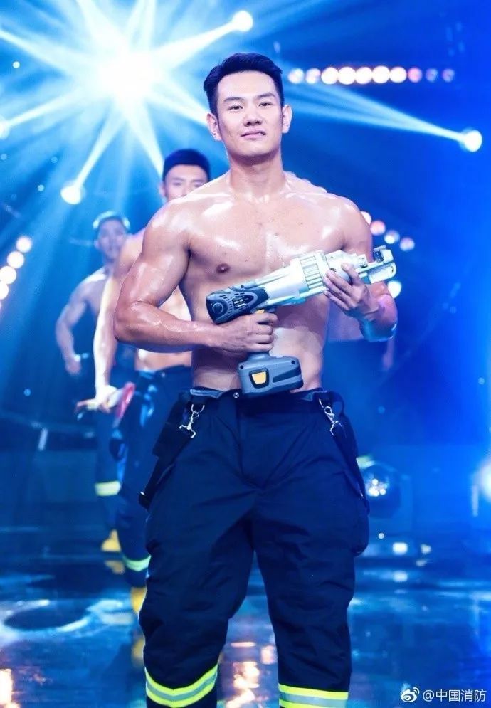 浴火重生的逆行者，肌肉越大責任越大，這才是真漢子——中國消防員(圖2)