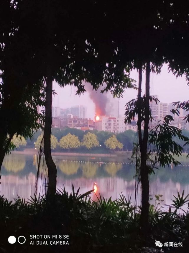 南寧一小區(qū)樓頂燒成火海現(xiàn)場(chǎng)圖曝光 廣西南寧小區(qū)頂樓倉(cāng)庫(kù)火災(zāi)原因 明火伴有濃濃黑煙現(xiàn)已被撲滅(圖5)