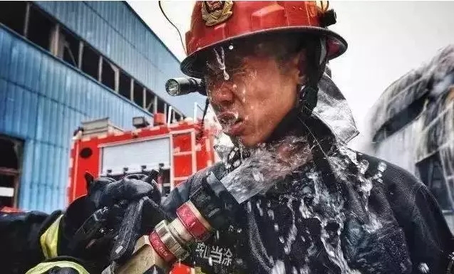 消防裝備：消防員戰斗服是干的還是濕的好？有怎么區別？(圖2)